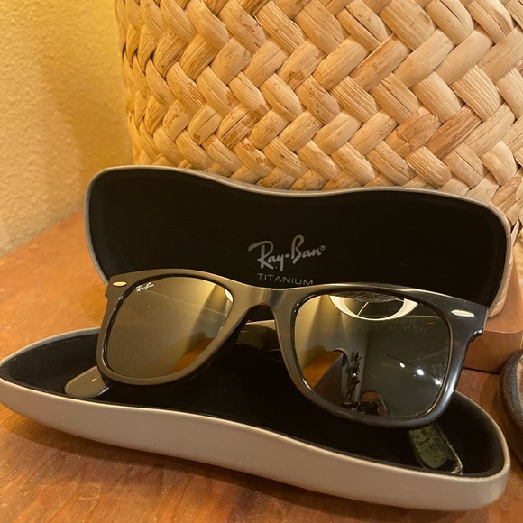 Ray-Ban Black Wayfarer Sunglasses - Picture 1 of 7